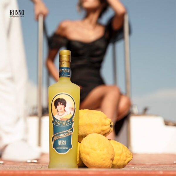 Donna sorridente con una bottiglia di Limoncello d’Amalfi IGP Distillatori Russo, mentre passeggia per le pittoresche vie della Costiera Amalfitana.