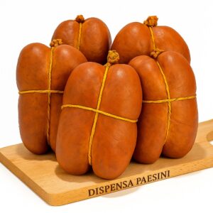 Cinque pezzi di ’Nduja di Spilinga in budello naturale artigianale con spago giallo, disposti su tagliere di Dispensa Paesini
