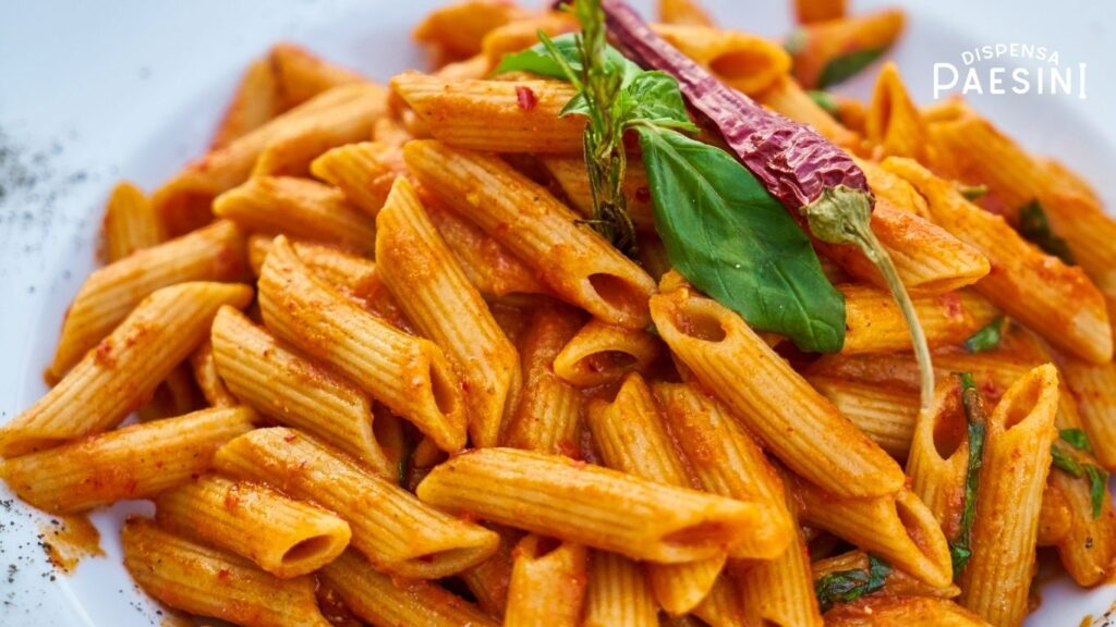 Ragù alla ‘nduja con pennette su piatto rustico